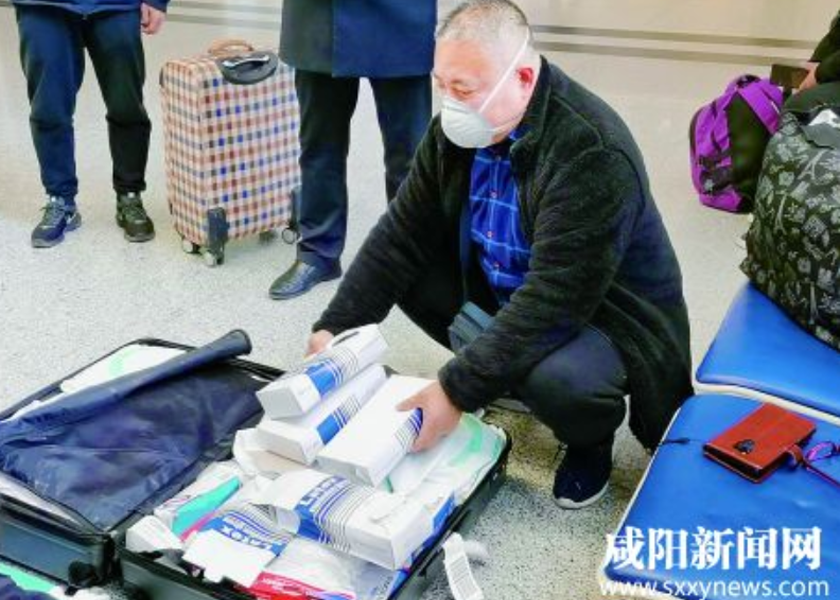  'Shaanxi bom homem ' chen jun （sam） comprou mais de 1.000 máscaras no exterior e as doou para sua cidade natal